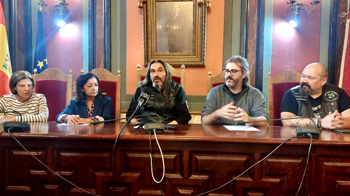 Bikers por la ELA y Extrebeo firman un convenio en Trujillo para la creación de un cómic
